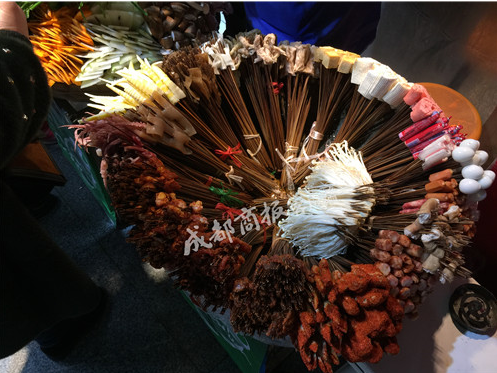 成都小吃曝黑幕:一个鸡翅11根签 网友直呼太坑人