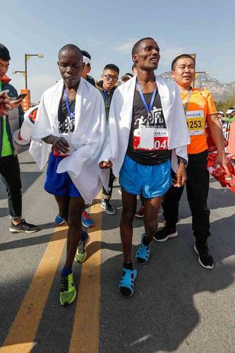 还有这种操作！非洲兄弟穿凉鞋参加嵩山马拉松夺冠