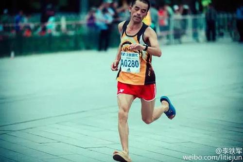 还有这种操作！非洲兄弟穿凉鞋参加嵩山马拉松夺冠