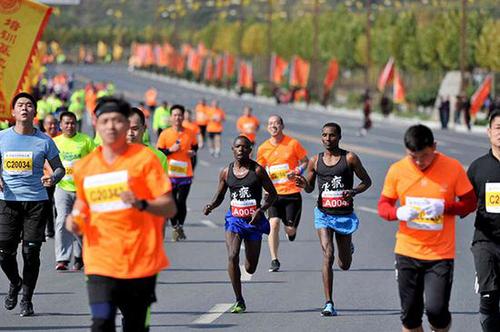 还有这种操作！非洲兄弟穿凉鞋参加嵩山马拉松夺冠