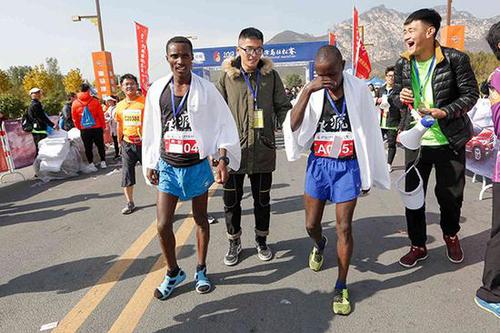 还有这种操作！非洲兄弟穿凉鞋参加嵩山马拉松夺冠