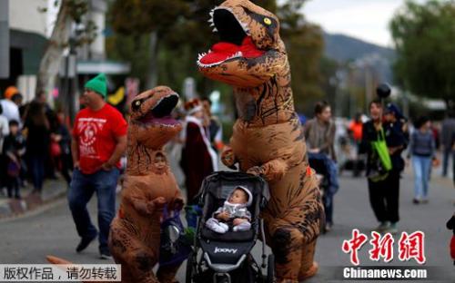 美国民众的恐龙万圣节造型。