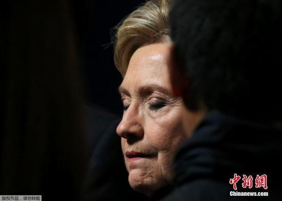 当地时间2016年11月9日，美国纽约，希拉里在家人以及副总统候选人蒂姆-凯恩陪同下现身发表演讲，并承认已致电赢得大选的特朗普。11月9日，美国总统大选结果出炉，共和党候选人特朗普击败民主党候选人希拉里赢得大选，成为第45任美国总统。