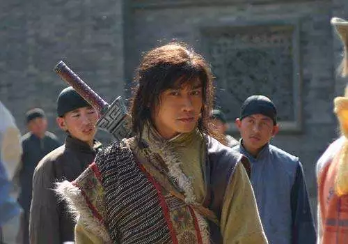 94岁老人背30多万元现金独自在街头徘徊 真相感人