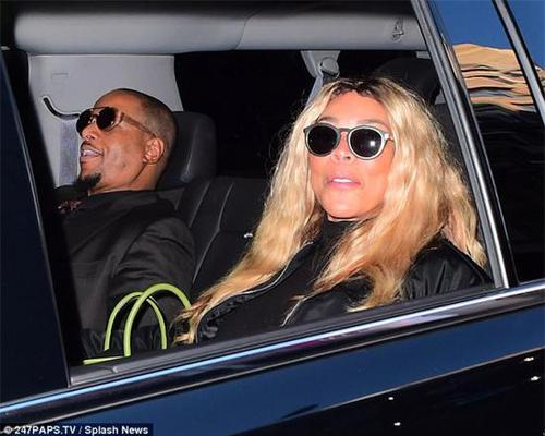 万圣节惊魂！女主播节目中突然瞪眼表情诡异跌倒