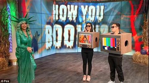 万圣节惊魂！女主播节目中突然瞪眼表情诡异跌倒