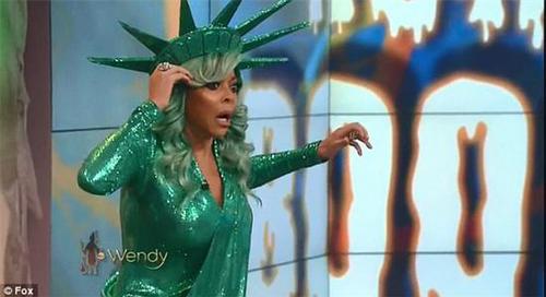 万圣节惊魂！女主播节目中突然瞪眼表情诡异跌倒