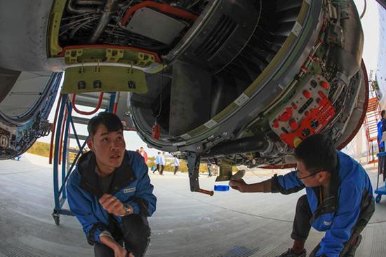 第2架国产大飞机C919昨天点火实验 还与第一架同框