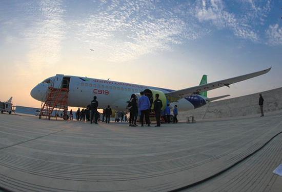 第2架国产大飞机C919昨天点火实验 还与第一架同框