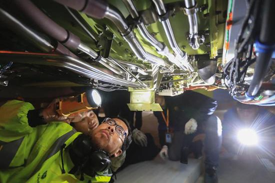 第2架国产大飞机C919昨天点火实验 还与第一架同框