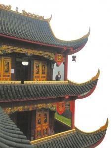 杨跃宣站在自家“府邸”前。