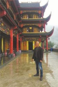 男子收集上万构件拼成古宅 自称可估值上亿元