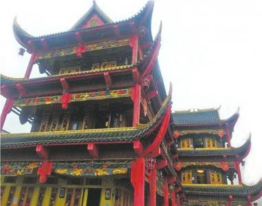 男子收集上万构件拼成古宅 自称可估值上亿元