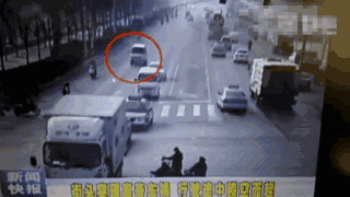 现实版原力?面包车行驶中突然跳起 电动车被甩飞