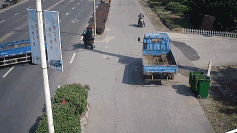 现实版原力?面包车行驶中突然跳起 电动车被甩飞