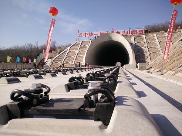 京沈客专河北承德台头山隧道等待铺轨 京沈客专河北承德台头山隧道等待铺轨
