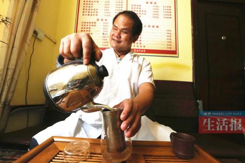 李生愉泡茶的动作很娴熟 点击进入下一页