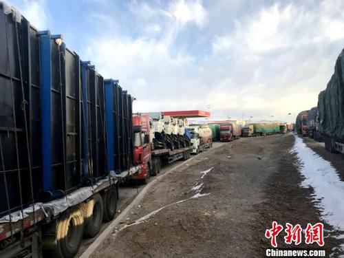 图为国道109线西藏唐古拉山拥堵路段及滞留车辆?！≈有?摄