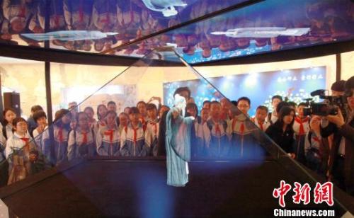 资料图：2017年4月4日，多位古今文化名人依靠全息投影技术“现身”中华世纪坛。 中华世纪坛供图