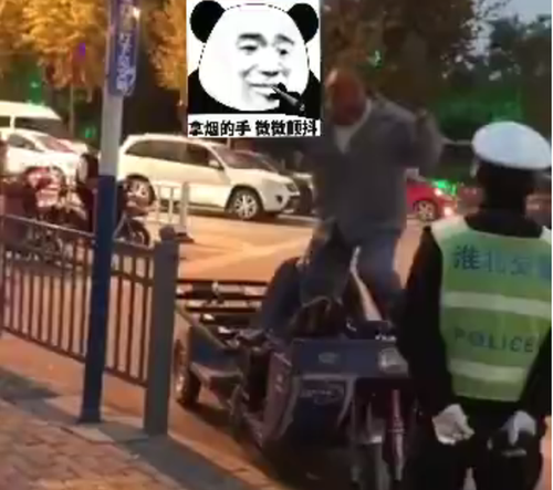 大爷违规驾驶三轮车被交警拦停 为逃处罚当街尬舞