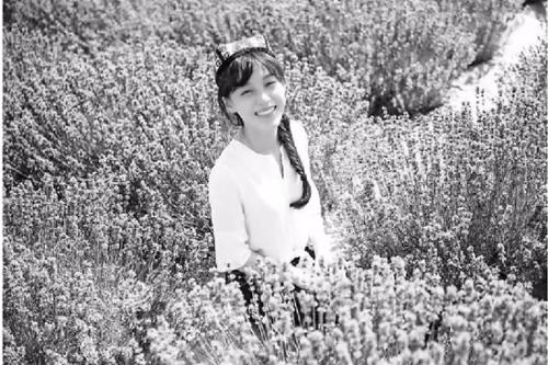 女主有些晒黑，但男朋友会PS就是不一样。