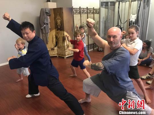 中国侨网布雷特的师父方山（左）到布鲁特的武馆现场传授绝招?！√丈缋肌∩? style=