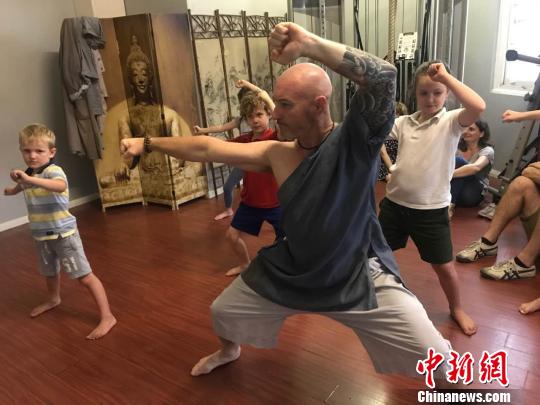 布雷特正在给小学员上课?！√丈缋?摄