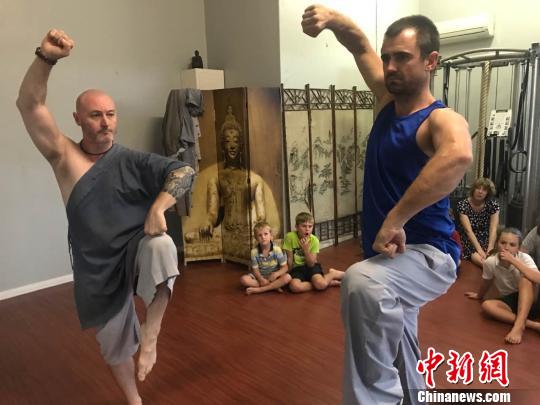 布雷特和弟子切磋功夫?！√丈缋?摄