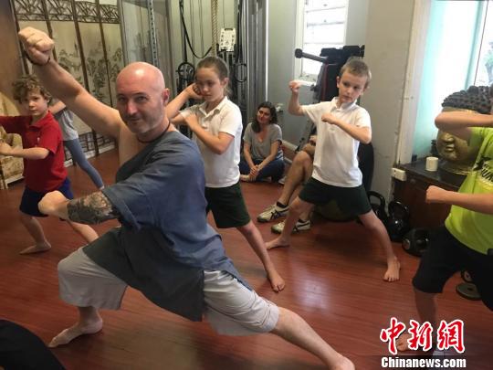 布雷特给小学员做示范。　陶社兰 摄