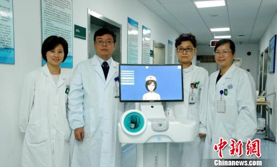 拥有自主知识产权的钛米机器人首度进入核医学病房，为患者提供可靠治疗服务的同时，避免医护人员职业伤害。　谭珊 摄