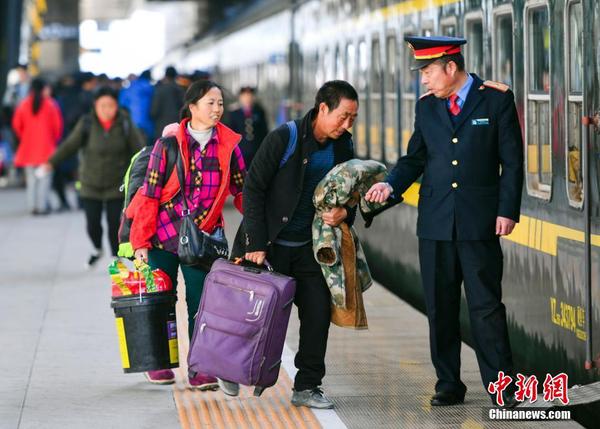 新疆铁路开行首趟务工人员返乡专列 新疆铁路开行首趟务工人员返乡专列