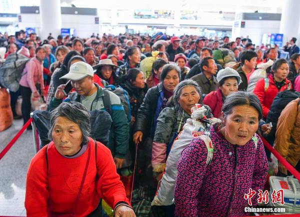 新疆铁路开行首趟务工人员返乡专列2 新疆铁路开行首趟务工人员返乡专列2