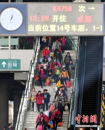 新疆铁路开行首趟务工人员返乡专列3 新疆铁路开行首趟务工人员返乡专列3