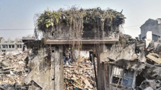 641 (21).jpg 居民拆迁门框上发现悬棺 村里老人:内葬7岁女孩