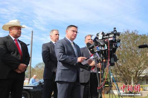 当地时间11月6日上午11时，得克萨斯州公共安全局、美国联邦调查局、美国烟酒枪械管理局等共同举行枪击案新闻发布会，更新得州萨瑟兰斯普林斯镇案件最新调查进展。图为得克萨斯州公共安全局发言人弗里曼(Freeman Martin)作有关案情信息发布。他说，案件发生后24小时过去了，这是漫长的一天。执法机构调查推断认为枪手是因家庭纠纷开枪射杀，造成其岳母及25名居民遇难。
中新社记者 曾静宁 摄