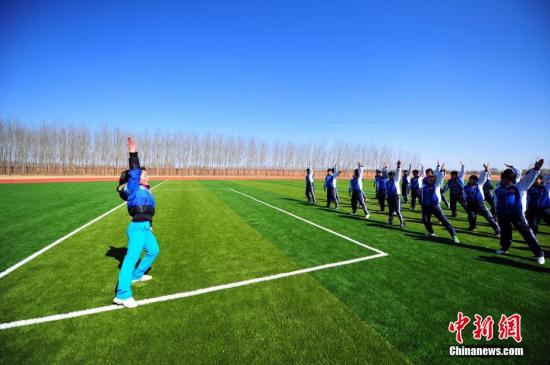 资料图:学生们在上体育课。<a target='_blank' href='http://www.chinanews.com/'>中新社</a>发 于海洋 摄 点击进入下一页