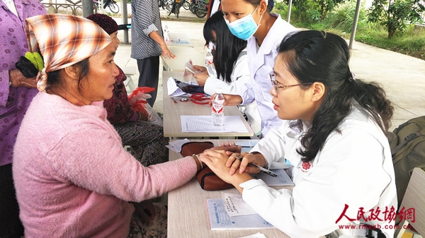 中国志愿医生、中医科副主任医师蔡秋杰在义诊中