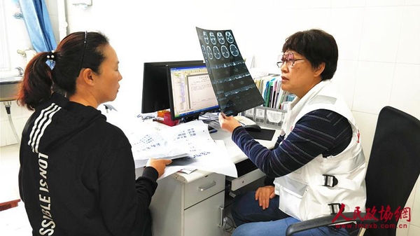 中国志愿医生、神经外科主任医师凌锋在义诊中