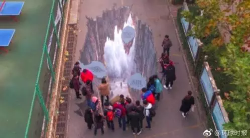 部分高校路面突现巨大“天坑” 网友:看完腿软