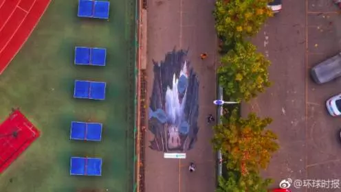 部分高校路面突现巨大“天坑” 网友:看完腿软