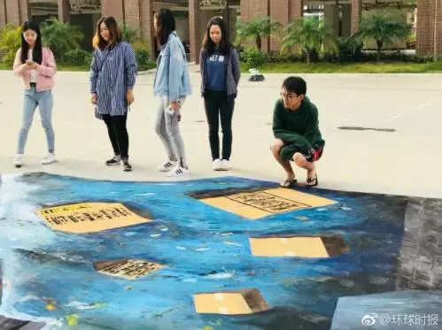 部分高校路面突现巨大“天坑” 网友:看完腿软