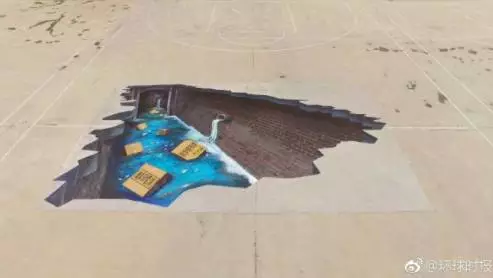 部分高校路面突现巨大“天坑” 网友:看完腿软