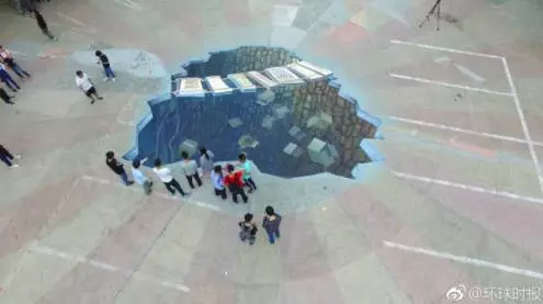 部分高校路面突现巨大“天坑” 网友:看完腿软