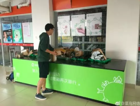 部分高校路面突现巨大“天坑” 网友:看完腿软