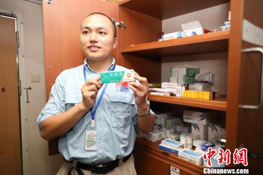 熊凯对记者说，船上药品按照人体系统将进行分类，每月都将进行清点，以及时补充?！≌喷?摄