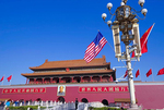 北京天安门前悬挂中美两国国旗