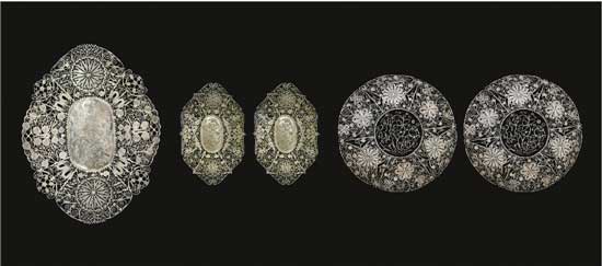 累丝镂空盘 A Set of Filigree Openwork Plates 民国 大菱形 长：20cm；宽：15.6cm；重：136g 小菱形 长：14.5cm；宽：10cm；重：57g、61g 圆形款 口径：16.4cm；重：110g、108g