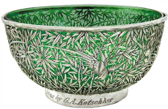 竹叶纹镂空琉璃大碗   Glass bowl with Openwork Silver Base with Bamboo Leaf Design   晚清 通高：10.6cm；口径：20.6cm；底径：11.5cm；银托重：463g；琉璃重：806g 款识：怡安，WH，90   收藏界素有“货高一等，价高十倍”的说法，晚清是中国外销银器种类最多、数量最丰富的时期，激烈的竞争使银匠在工艺和设计上都下足功夫，创造出各种精品。这件竹叶纹镂空琉璃大碗镶边，弧壁，深腹，圈足，运用镂空工艺通体镂雕竹林，在其中还镂雕一鸟穿梭于林间，碗底镂空形成钱币纹样，寓意财源广进。此碗工艺固然精湛，但银匠的创造力更让人赞叹，在内部配以一绿色琉璃碗，结合银碗的竹林造型产生绿影流动、生机盎然之感，令人赏心悦目。巧妙的搭配也使得这件银碗成为了同种器物中不可多得的精品。