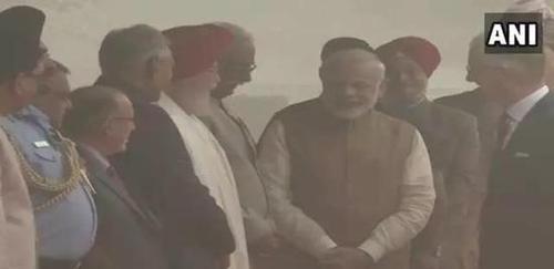 而之后抵达新德里进行访问的英国皇储查尔斯一家子，甚至连飞机都没走出来就傻眼了…