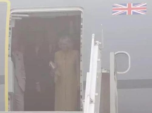 目前，在印度的社交网络上，众多印度网友就调侃说：他俩可能已经连路在哪儿都看不清楚了，“能活着走出机场就已经很不容易了…”